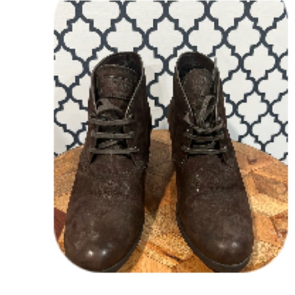 Prada booties brown suede in excellent condition. Pre loved comfortable,💕